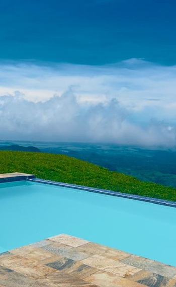 Terrassenblick über die Bucht, Pool im Vordergrund